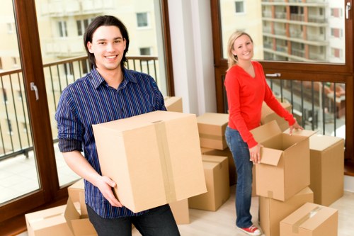 Secure loading of belongings into a moving truck in Brompton